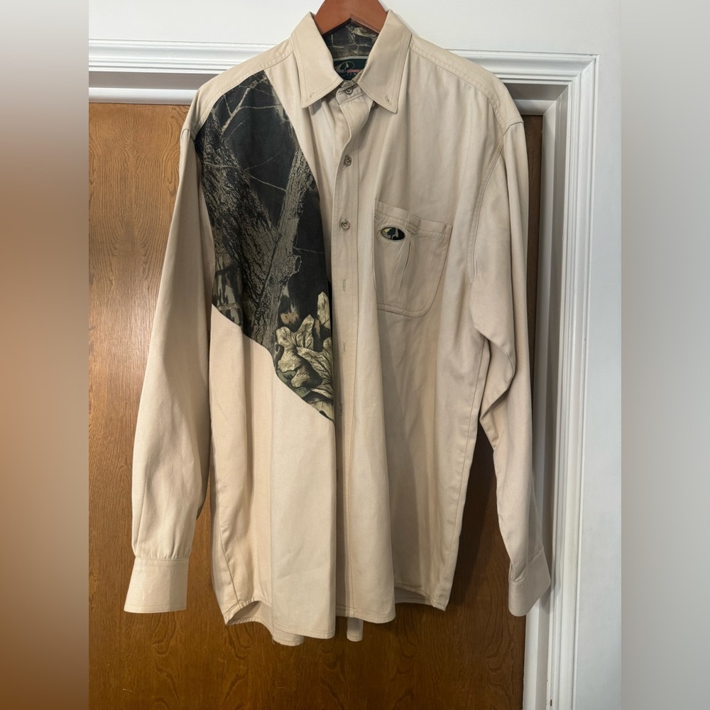 Mossey oak men’s tan shooting shirt. Collared button up. Long sleeve Size XL